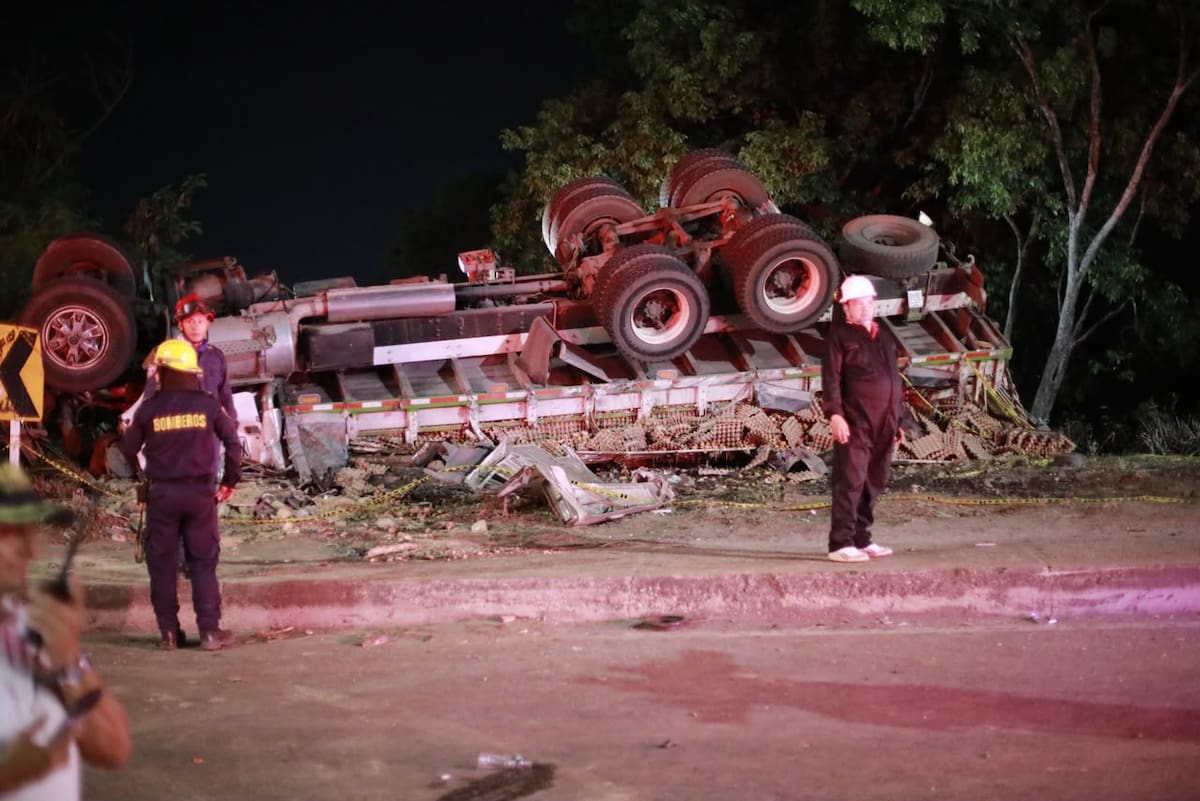 El accidente ocurrido en Puerta Grande dejó dos personas muertas y siete heridas, según el reporte médico de la Clínica Girón.