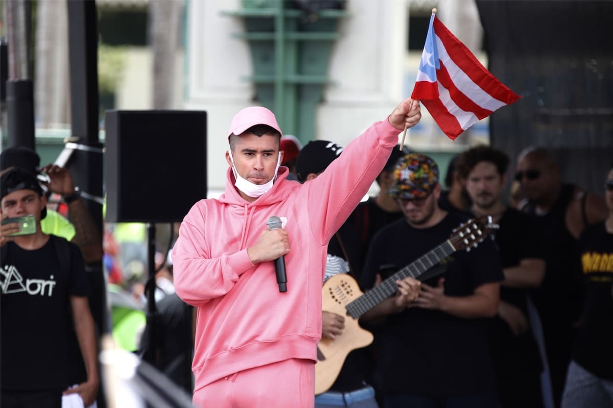 Fotografía del 25 de julio de 2019 que muestra al cantante puertorriqueño Bad Bunny hablando a la multitud durante la marcha 'Somos más' en el barrio Hato Rey del Municipio de San Juan. //Foto: EFE.