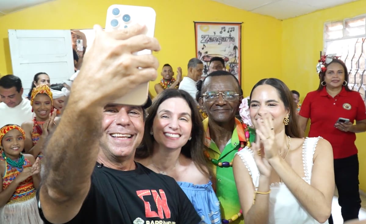 El alcalde Alejandro Char, acompañado de la primera dama, Katia Nule; la reina, Salwa Maloof, y el rey Momo, Abraham Cáceres, saludan a los reyes del Carnaval de los Niños mediante una llamada telefónica.//Cortesía Alcaldía de Barranquilla.