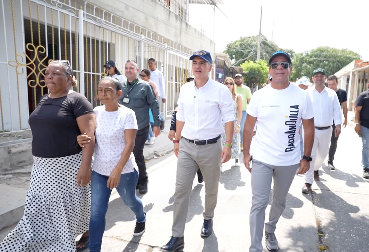 El alcalde Alejandro Char junto con el gobernador de Antioquia, Andrés Julián Rendón, cuando visitaban el barrio Siete de Abril en Barranquilla.//Cortesía.
