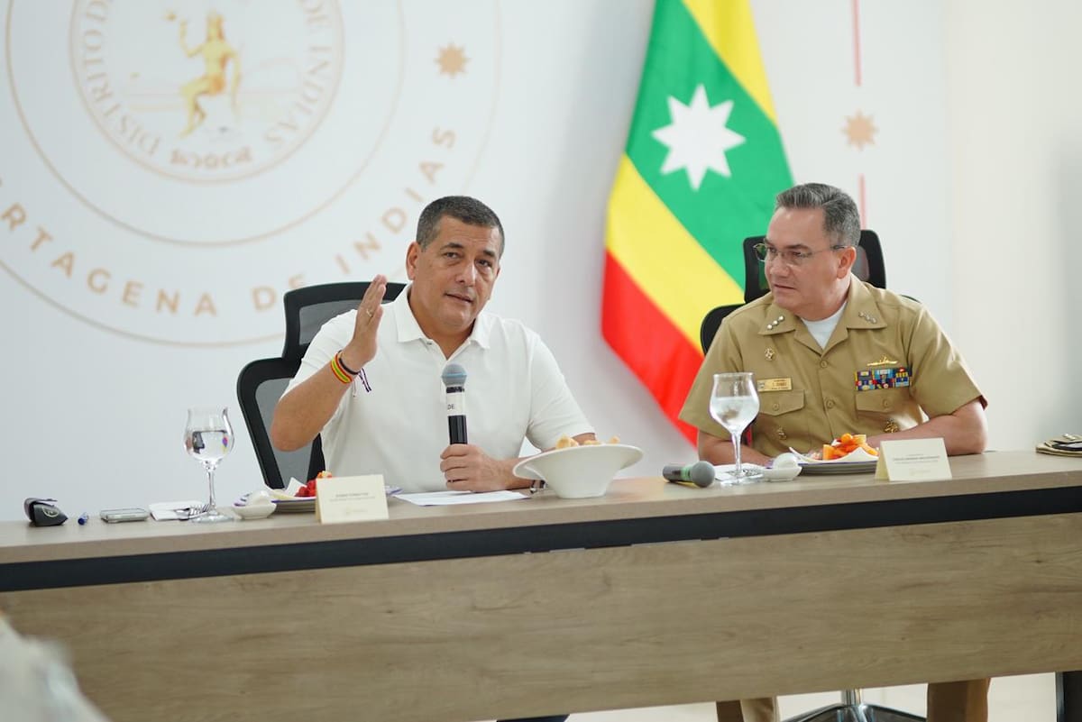 El alcalde de Cartagena, Dumek Turbay y el comandante de la Fuerza Naval del Caribe, Carlos Hernando Oramas. // Foto: Alcaldía de Cartagena