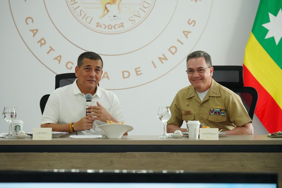 El alcalde de Cartagena, Dumek Turbay y el comandante de la Fuerza Naval del Caribe, Carlos Hernando Oramas. // Foto: Alcaldía de Cartagena