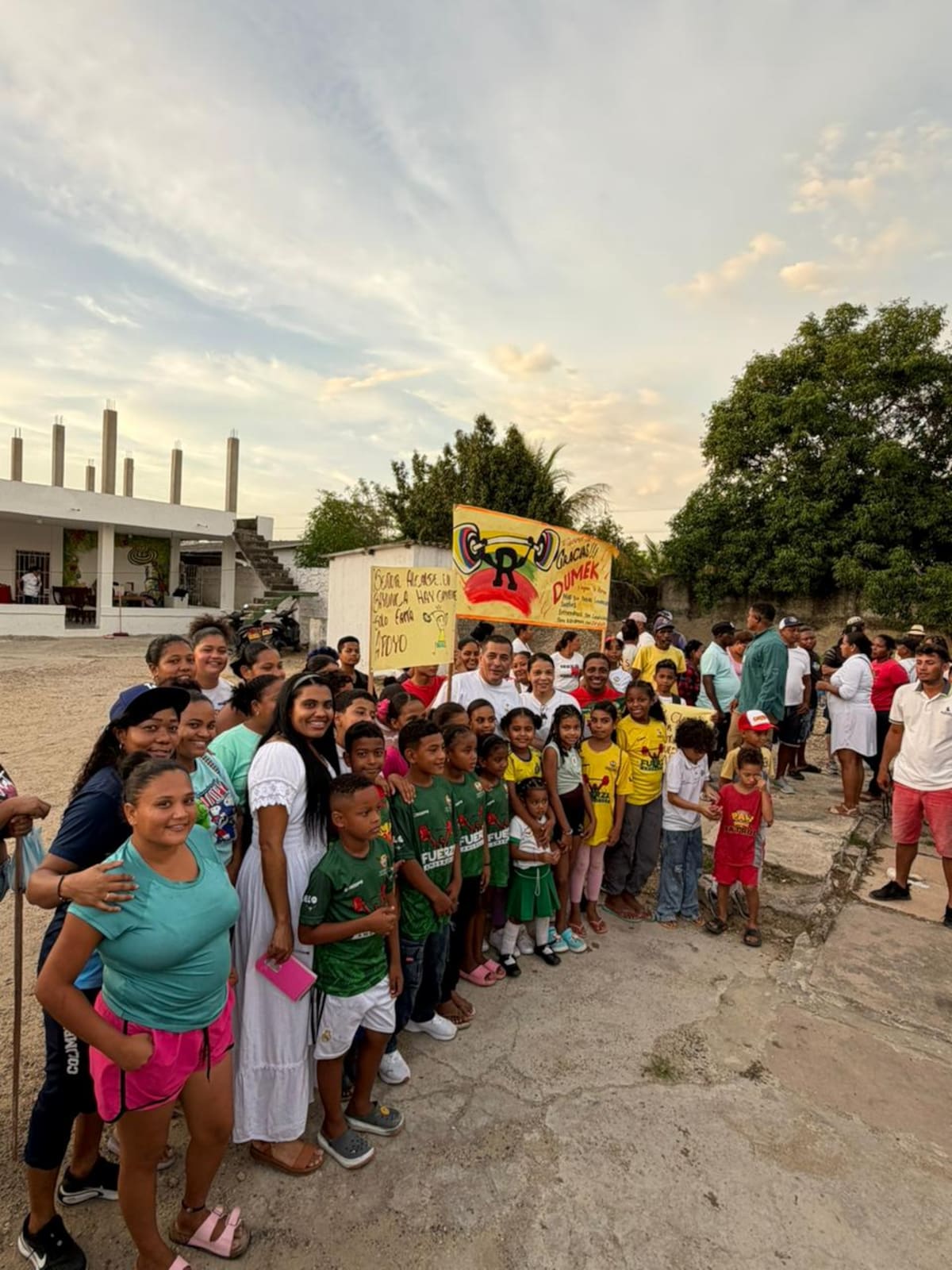 El alcalde Dumek Turbay anunció que Bayunca tendrá su primer gimnasio de levantamiento de pesas. // Foto: cortesía - Alcaldía de Cartagena