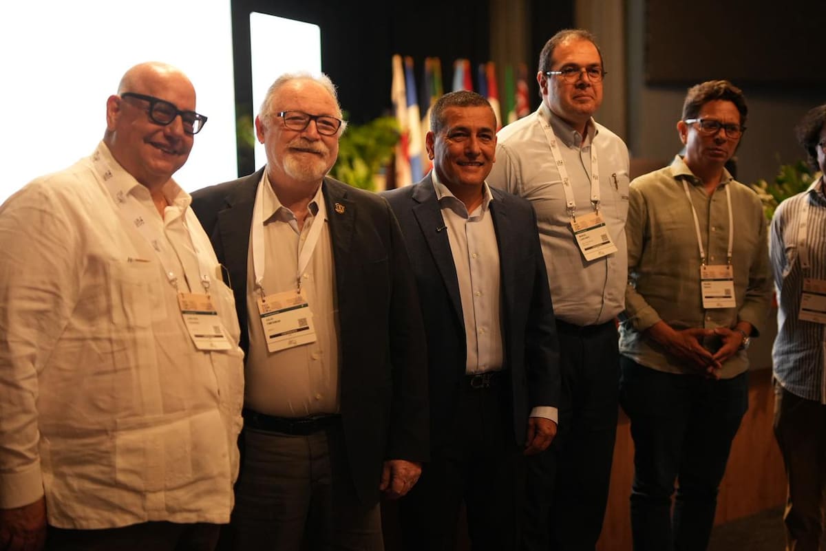 El alcalde Dumek Turbay (centro) durante su participación en el Congreso de Cemento y Concreto en Cartagena. // Cortesía Alcaldía