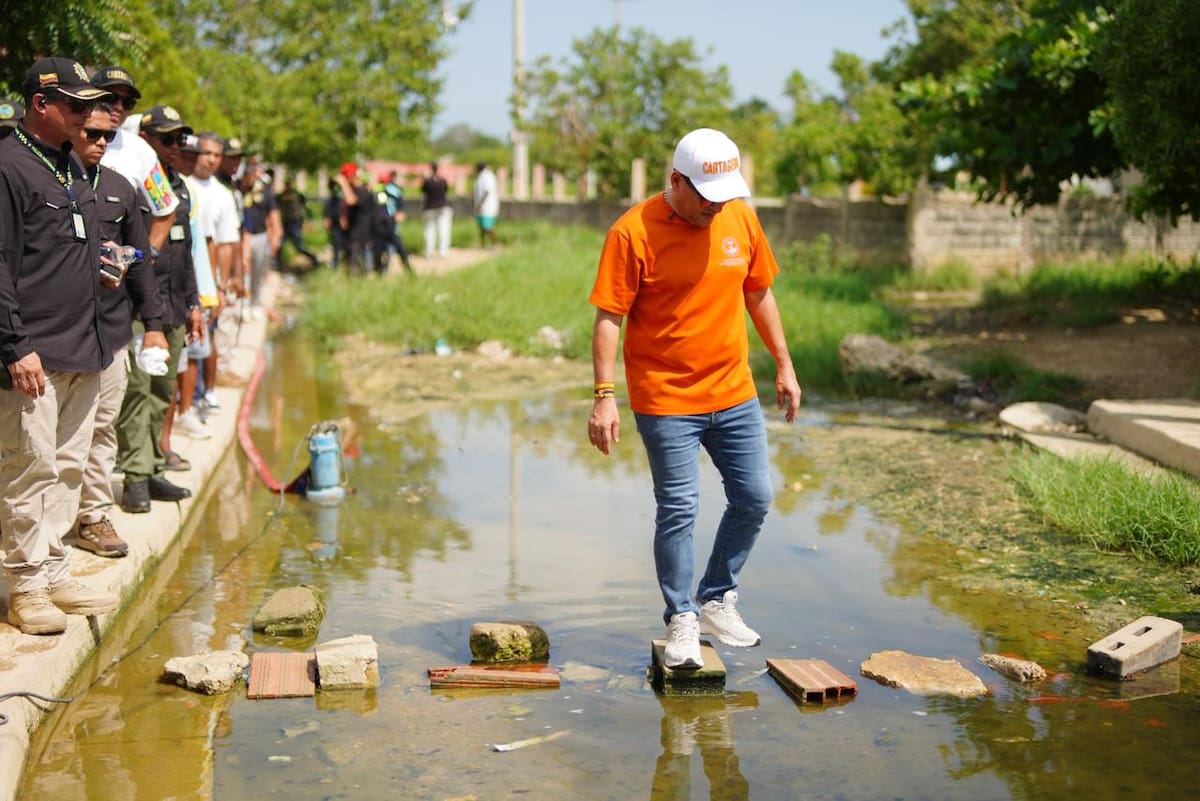 El alcalde Dumek Turbay anunció obras contra inundaciones que afectan varias vías en Santa Ana (Barú). // Cortesía Alcaldía