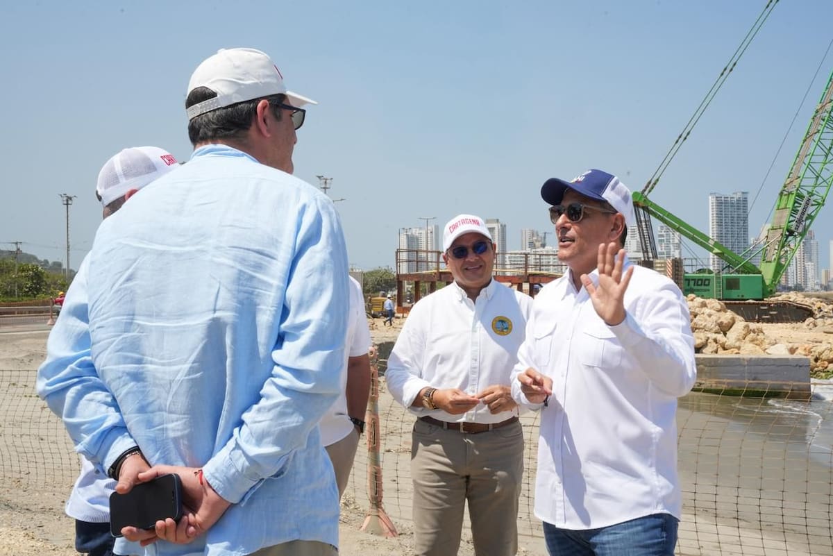 El alcalde Dumek Turbay (derecha) en recorrido con el presidente de la ANI, Óscar Torres, tras acuerdo para que el Parque Lineal de Crespo pase a manos del Distrito. // Cortesía Alcaldía de Cartagena
