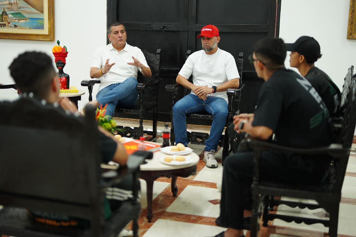 El alcalde Dumek Turbay, Giovanny Carrasquilla, director de Fomento Deportivo del IDER, junto a integrantes del club Heroicos Runner. // Foto: Alcaldía de Cartagena