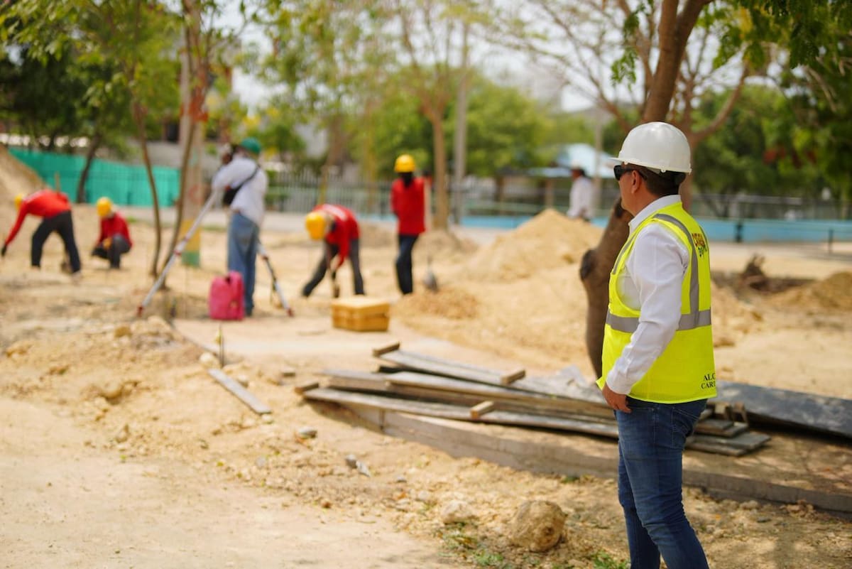 El alcalde Dumek Turbay inspeccionando las obras del nuevo escenario deportivo de El Campestre. // Foto: cortesía Alcaldía de Cartagena