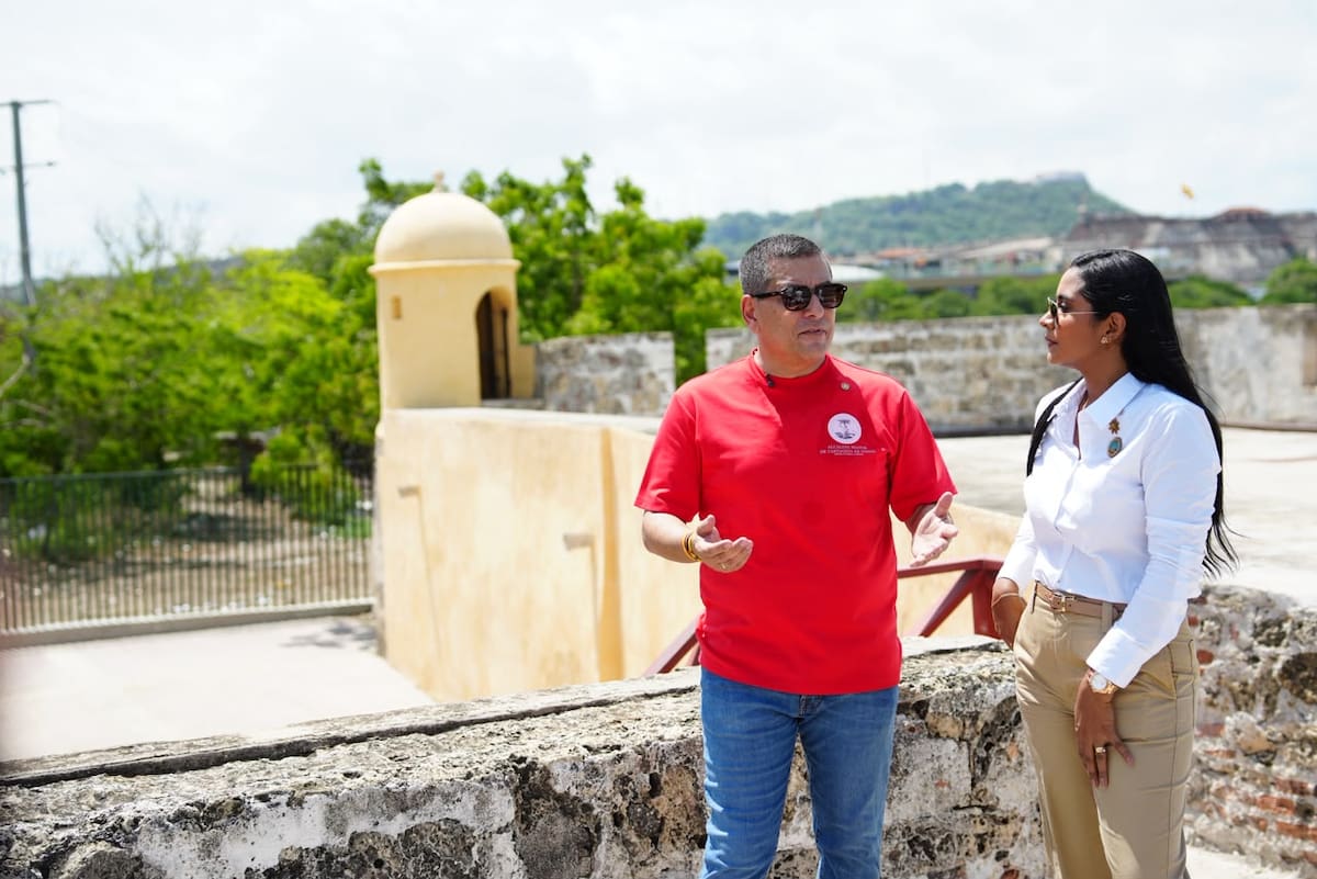 El alcalde Dumek Turbay junto a la directora de la Escuela Taller, Sandra Paola Schmalbach. // Foto: cortesía - Alcaldía de Cartagena