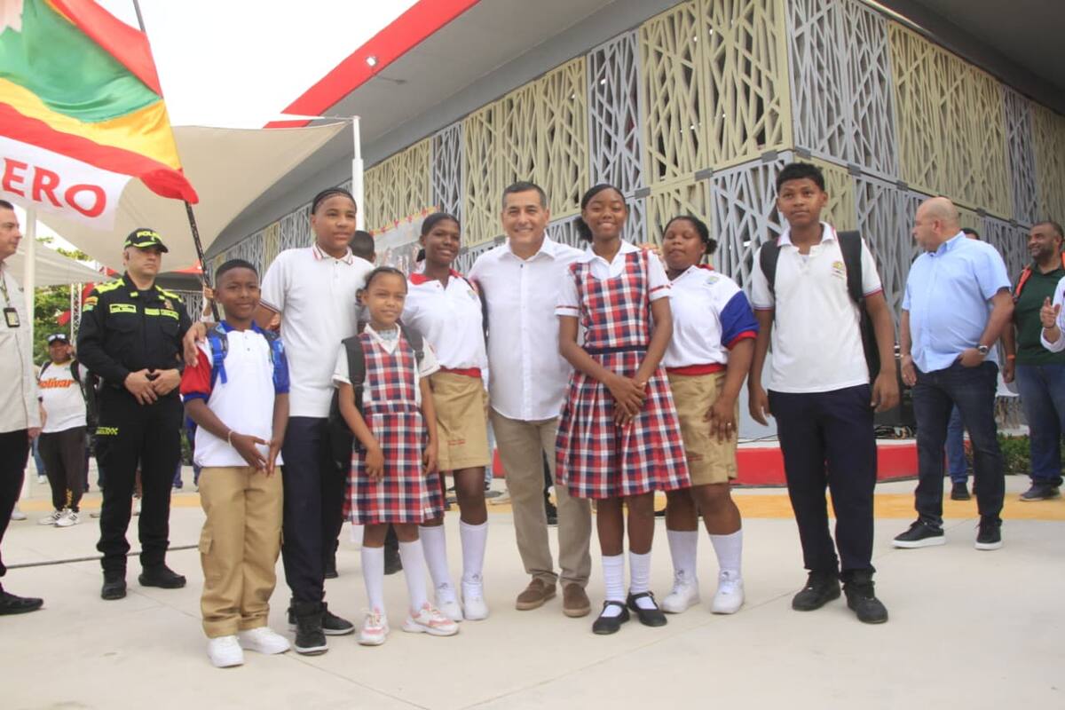 El alcalde Dumek Turbay junto a un grupo de estudiantes de la I.E. Jorge Artel de Cartagena. // Foto: Óscar Díaz