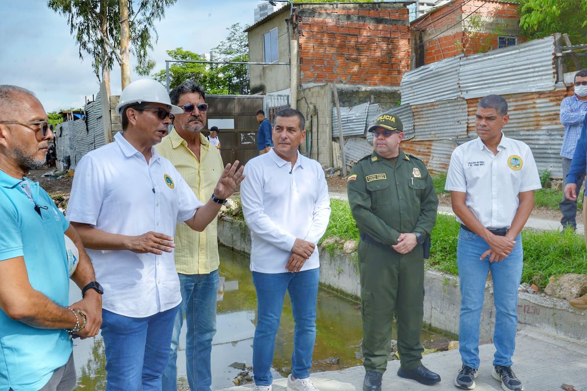 El alcalde Dumek Turbay visitó las calles de Manga que ya no se inundan tras obras del Distrito. // Foto: cortesía