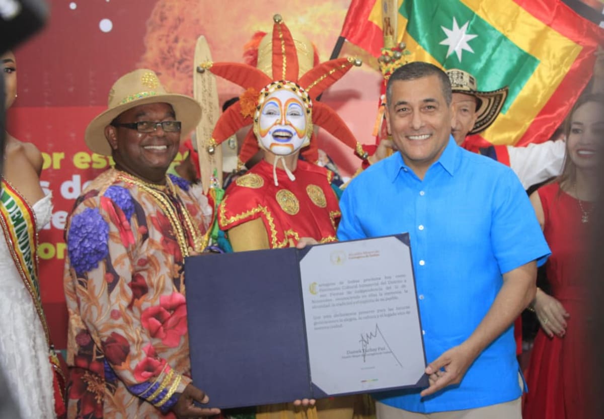 El alcalde Dumek Turbay y actores festivos en el Palacio de la Aduana tras la firma del acuerdo que declara como patrimonio las Fiestas de Independencia de Cartagena. // Foto: Julio Castaño - El Universal