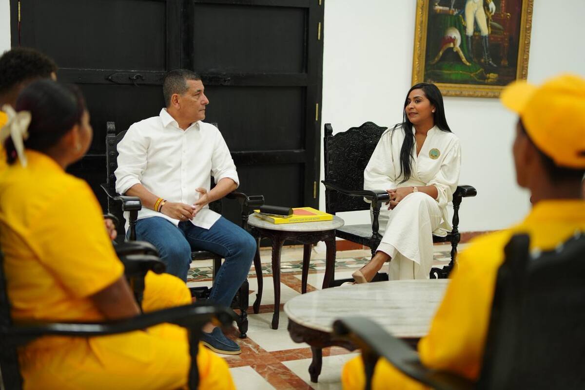 El alcalde Dumek Turbay y la directora general de la Etcar, Sandra Schmalbach Pérez, junto a los aprendices. // Foto: cortesía - Alcaldía de Cartagena
