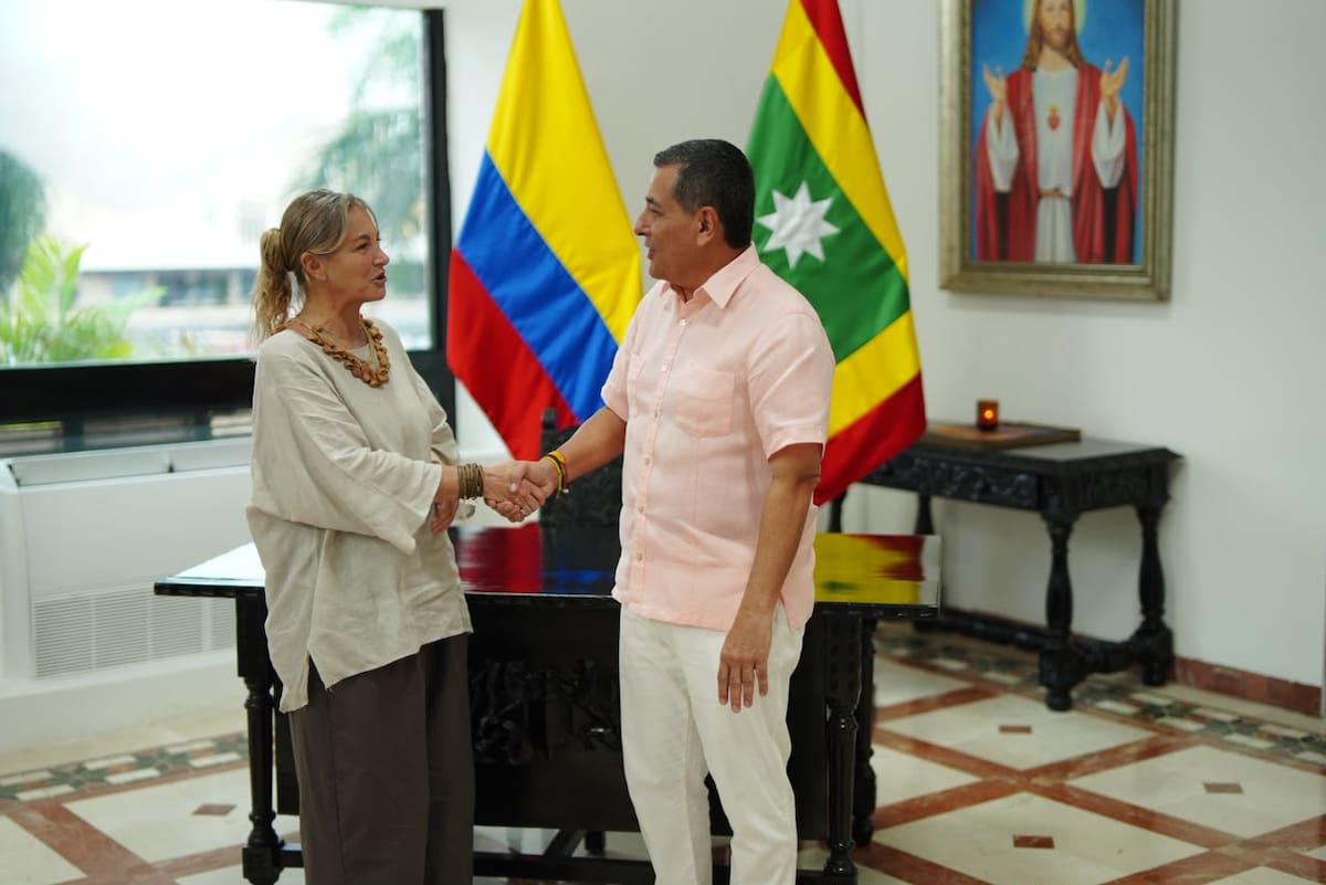 El alcalde Dumek Turbay y Sandra Bessudo, directora de Parques Nacionales Naturales (PNN). // Foto: cortesía - Alcaldía de Cartagena