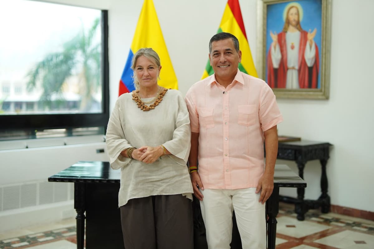 El alcalde Dumek Turbay y Sandra Bessudo, directora de Parques Nacionales Naturales (PNN). // Foto: cortesía - Alcaldía de Cartagena