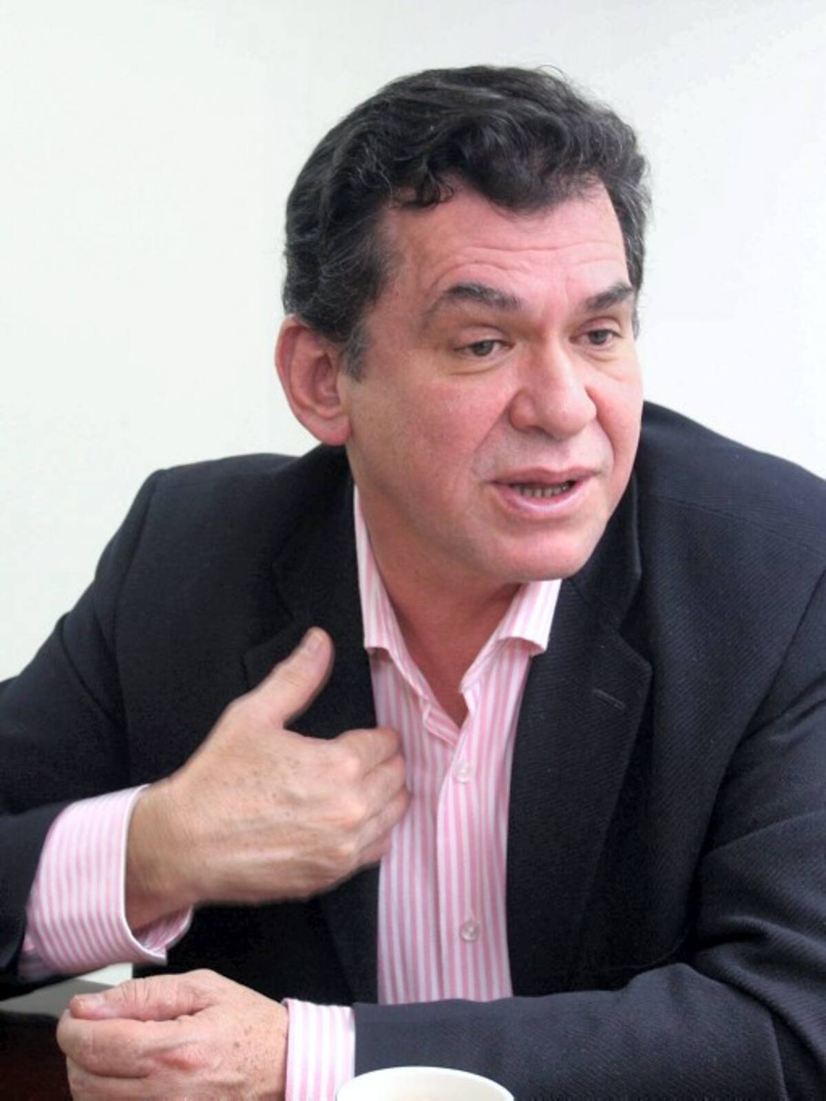 El columnista León Valencia dijo que la indemnización sería para las víctimas del conflicto. COLPRENSA