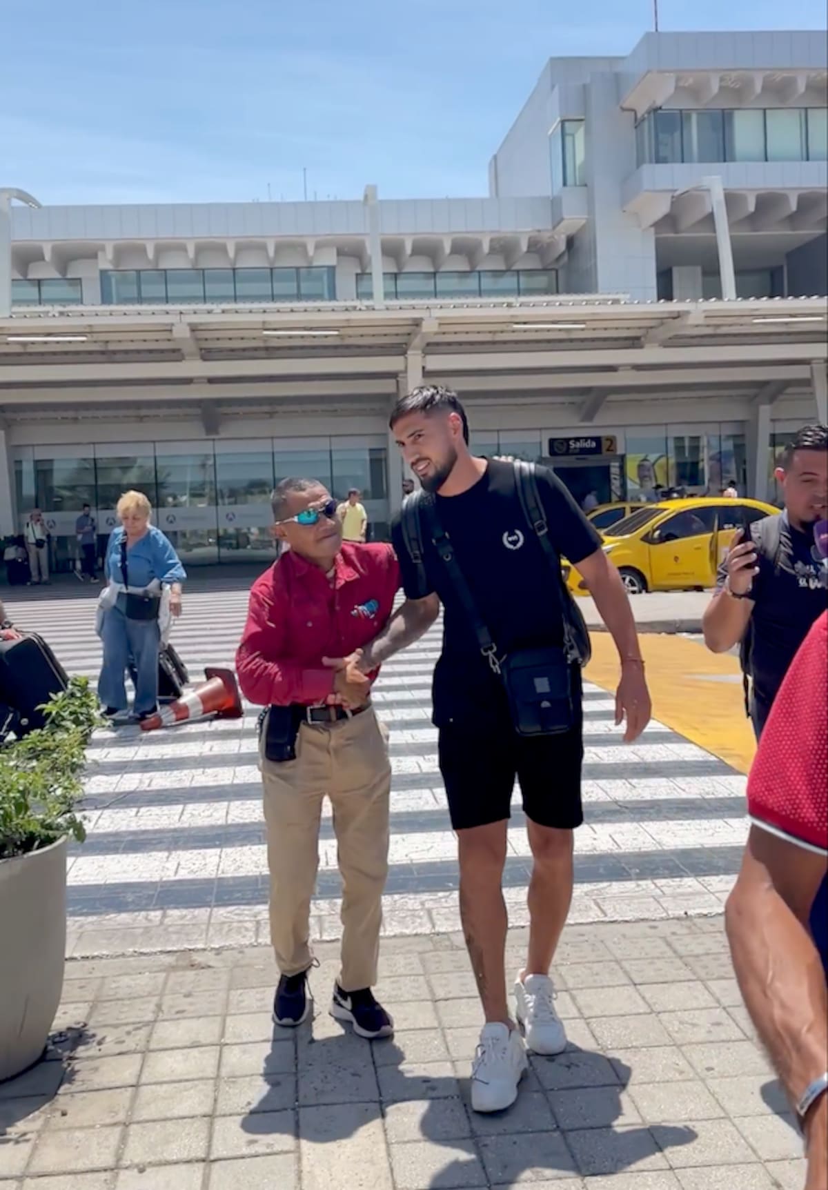.Muchos aficionados seguidores del Junior de Barranquilla saludaron a Francisco Fydriszewski a su llegada este martes 7 de julio al aeropuerto Ernesto Cortissoz.//Cortesía @HablaDeportes.