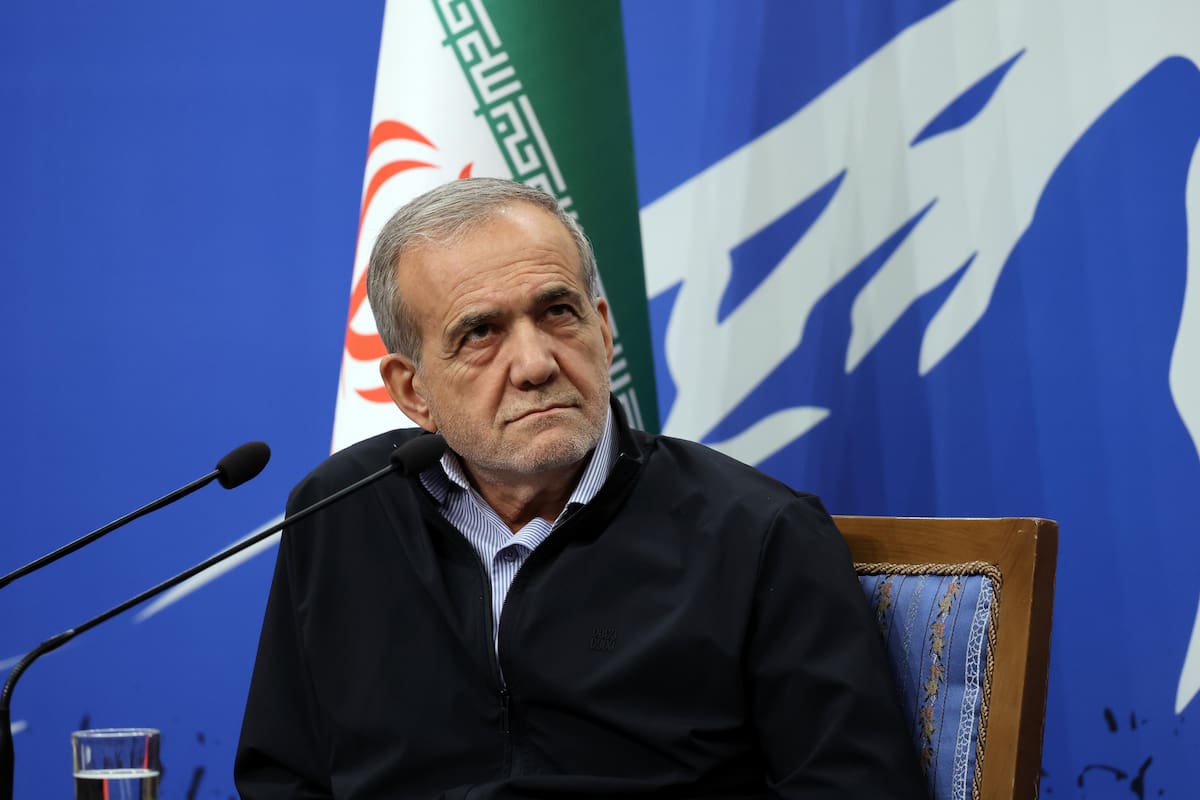 Presidente iraní reaparece en público tras rumores de su fallecimiento tras ataque