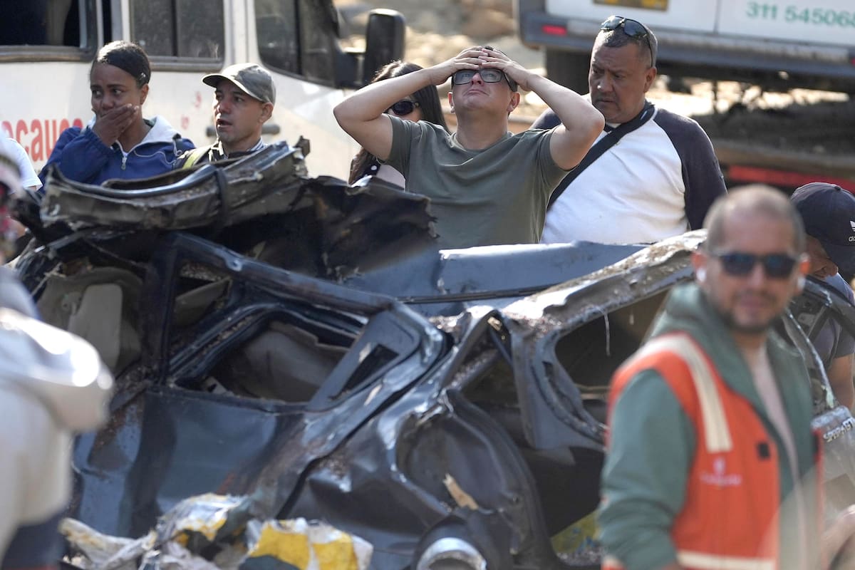 La explosión de un cilindro bomba lanzado el sábado por presuntos disidentes de las Farc en un tramo de la Vía Panamericana, en el departamento colombiano del Cauca, dejó 19 muertos. // Foto: EFE - Ernesto Guzmán.