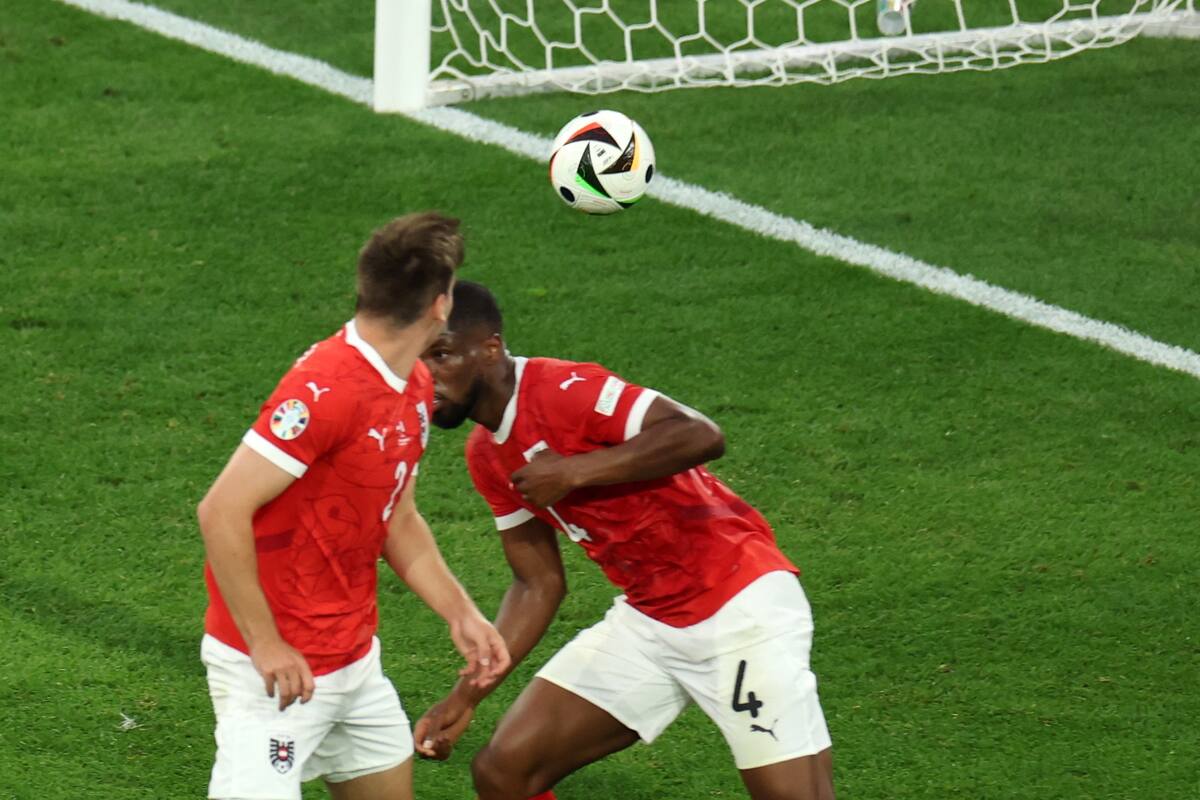 Maximilian Wober de Austria (izq.) desvía un balón de Kylian Mbappé de Francia (usneen) para marcar un gol en propia meta y poner el 0-1 durante el partido de fútbol del grupo D de la UEFA EURO 2024 entre Austria y Francia, en Dusseldorf, Alemania, el 17 de junio de 2024. //EFE