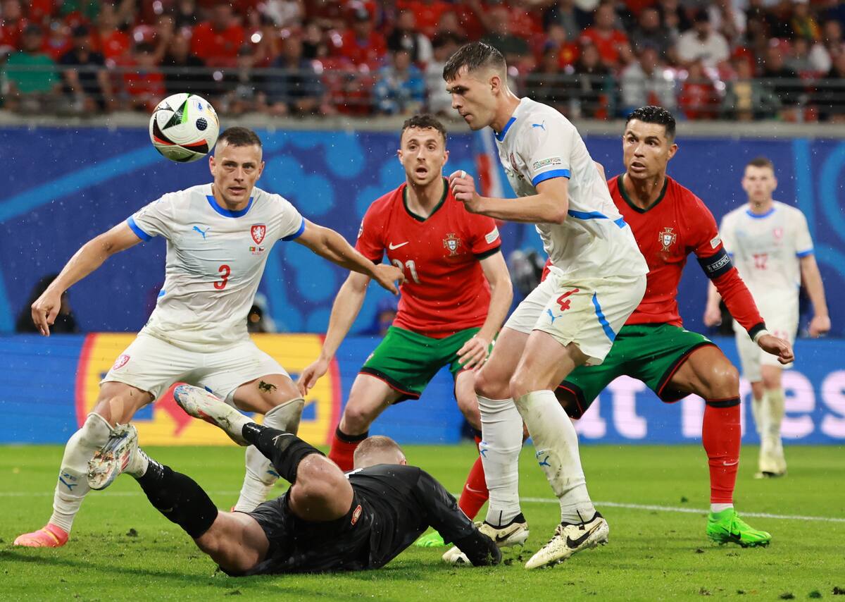 Robin Hranac (C), de la República Checa, marca un gol en propia meta durante el partido del grupo F de la UEFA EURO 2024 entre Portugal y la República Checa, en Leipzig, Alemania, el 18 de junio de 2024. //EFE