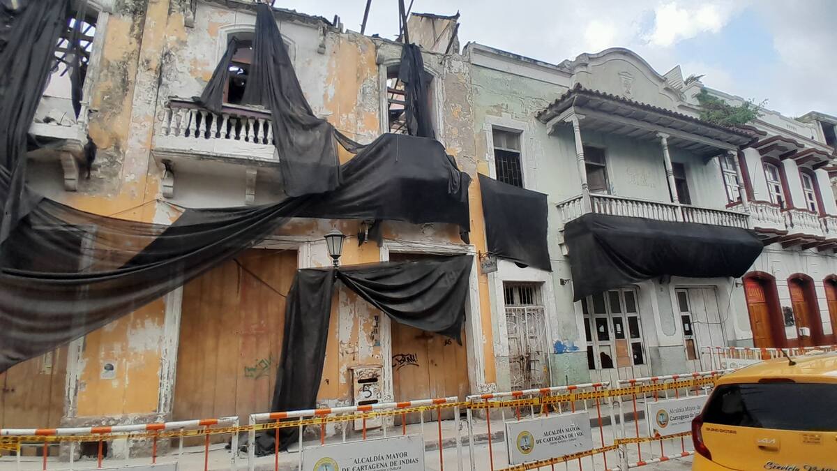 Imagen de la edificación en la que colapsó el balcón, en la calle de la Media Luna. //Julio Castaño - El Universal.