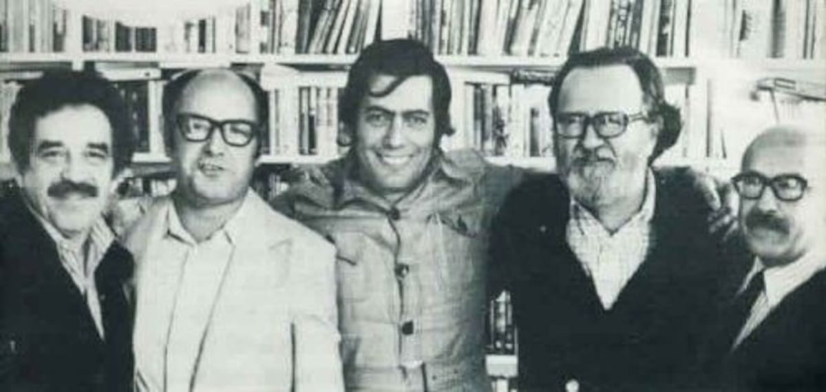 El boom: bandera literaria de un continente.
De izquierda a derecha: Gabriel García Márquez, Jorge Edwards, Mario Vargas Llosa, José Donoso y Muñoz Suaz, en casa de Carmen Balcells, en Barcelona (1974). Fotografía de Diálogo con Vargas Llosa, por Ricardo A. Setti (Editorial Kosmos, 1988).
Foto: Historia personal del “boom”