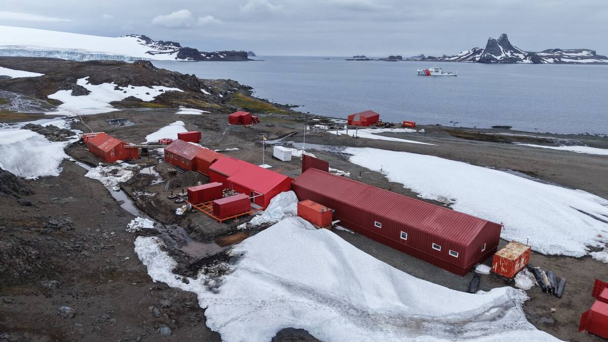 El buque ARC “Simón Bolívar” en la Antártica. // Foto: cortesía Dimar