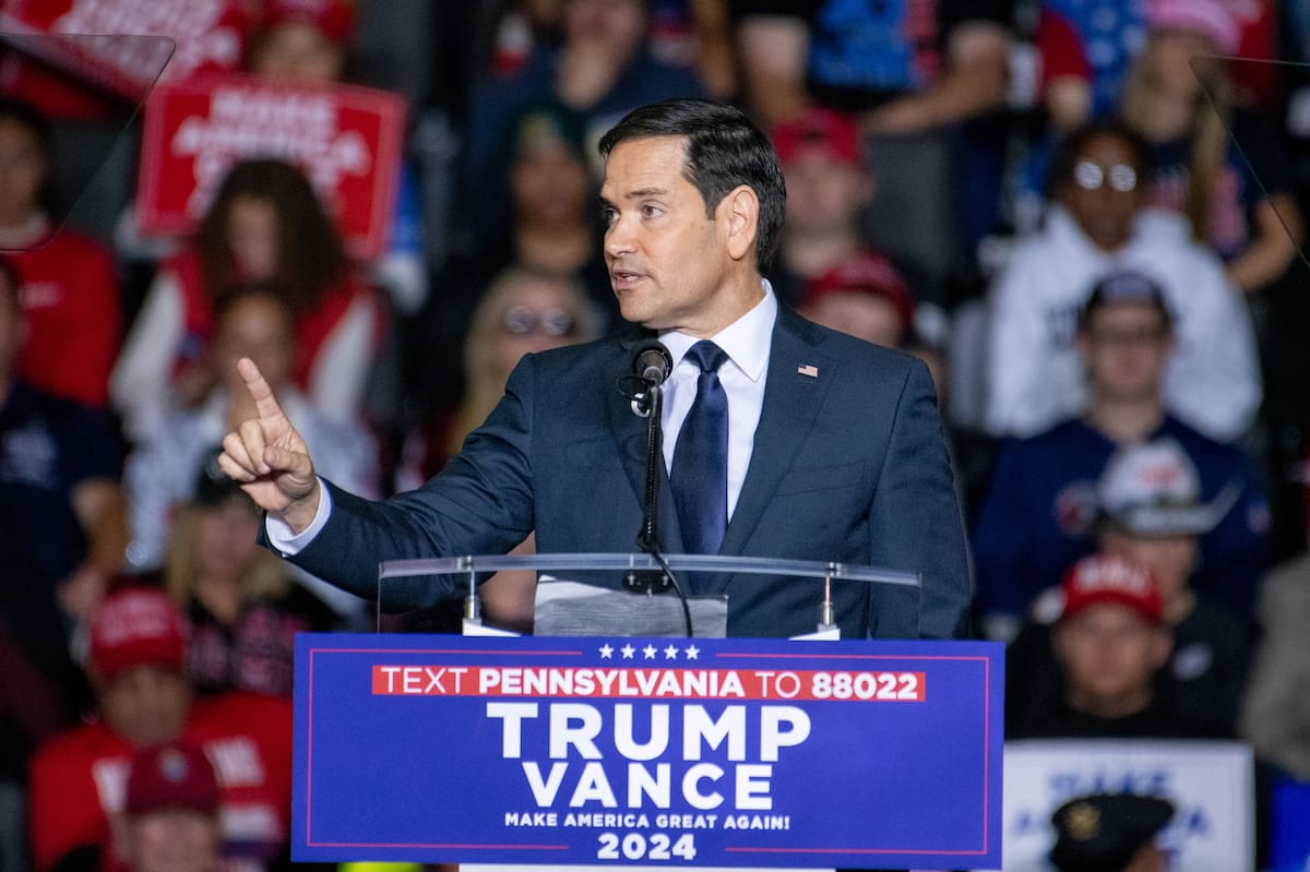 El senador Marco Rubio habla a los seguidores durante un mitin del candidato presidencial republicano Donald J. Trump en Allentown, Pensilvania, EE. UU. 29 de octubre de 2024 EFE/EPA/DAVID MUSE