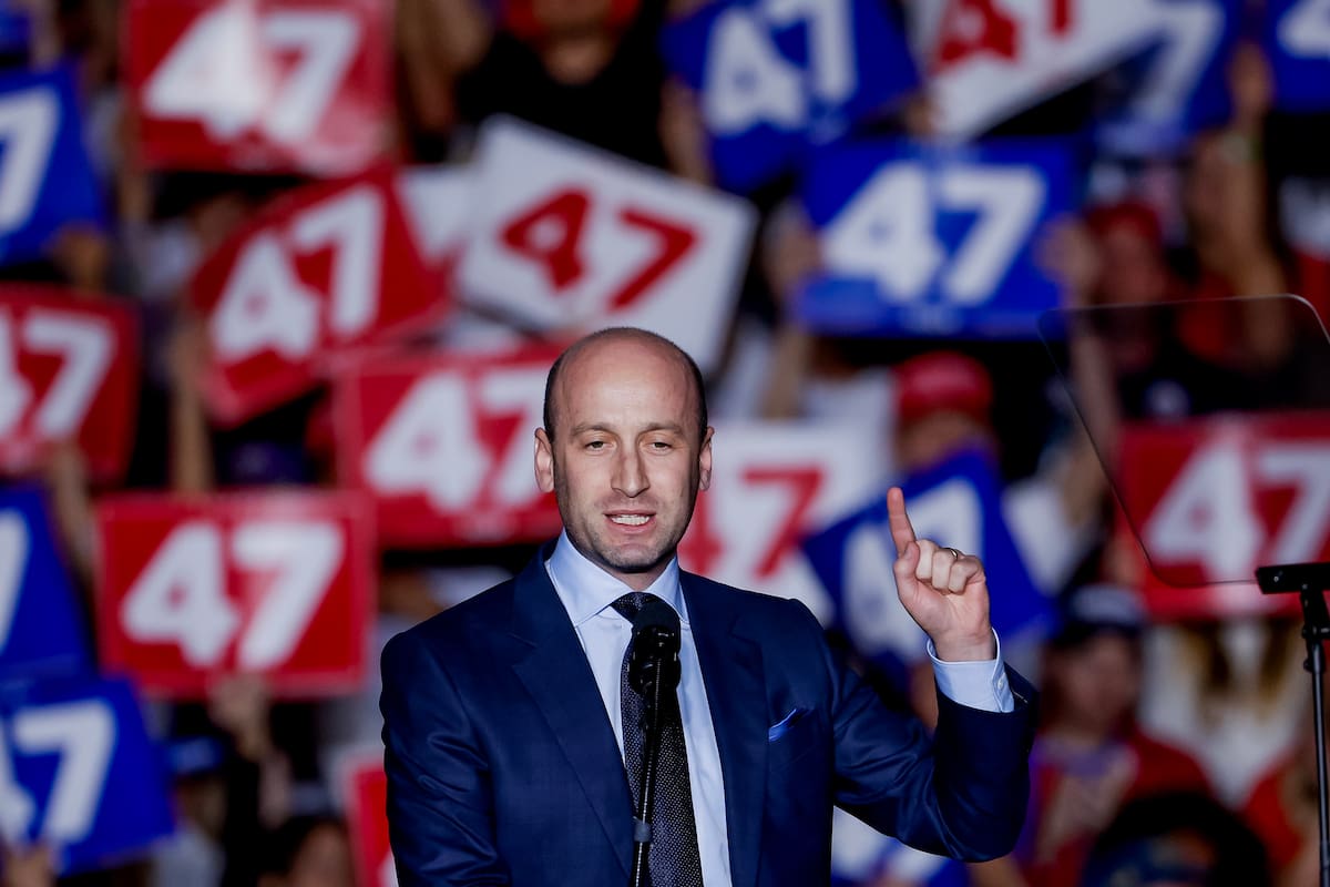 El exasesor de la Casa Blanca Stephen Miller habla antes de que el expresidente de EE. UU. y candidato presidencial republicano Donald Trump en Atlanta. EFE/EPA/ERIK S. LESSER