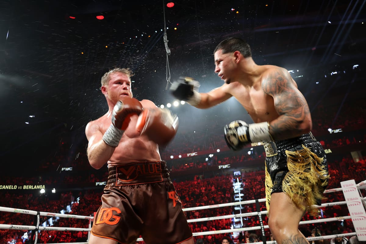 Canelo Álvarez vence a Berlanga y retuvo sus 3 títulos mundiales