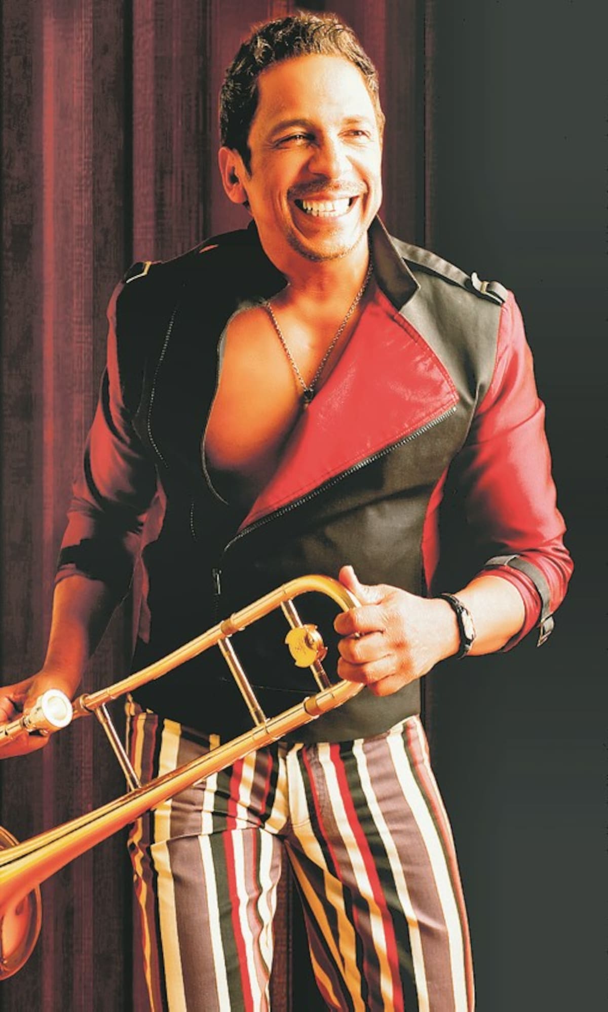 El cantante colombiano Alberto Barros, lanza el tercer volumen de Tributo a la Salsa Colombiana, con el cual ha llegado a escenarios como el Festival Viña del mar este año. (Colprensa-Cortesía Sony Music).