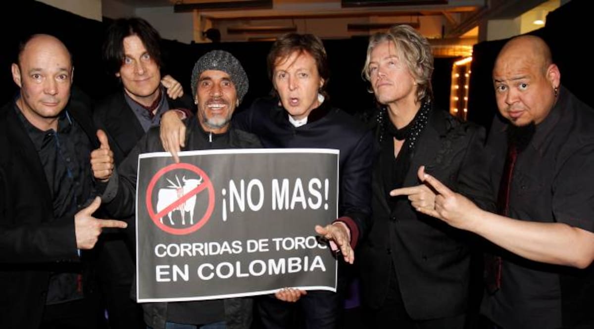El alcalde de Bogotá, Gustavo Petro junto con Animalistas que apoyan la iniciativa de abolir las corridas de Toros. COLPRENSA