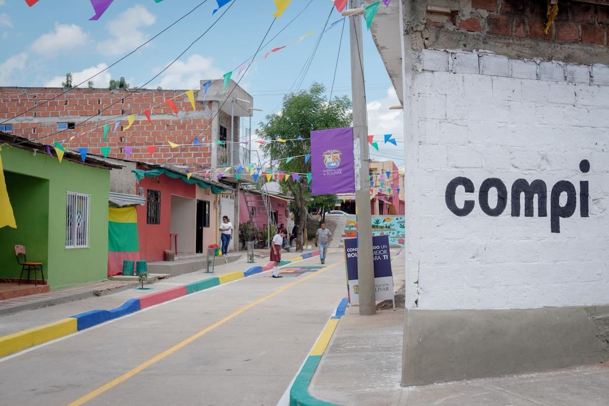 El gobernador de Bolívar, Yamil Arana Padauí, resaltó que la obra en el barrio La Esperanza, en El Carmen de Bolívar, trasciende el concreto y el pavimento. // Foto: Cortesía - Gobernación de Bolívar.