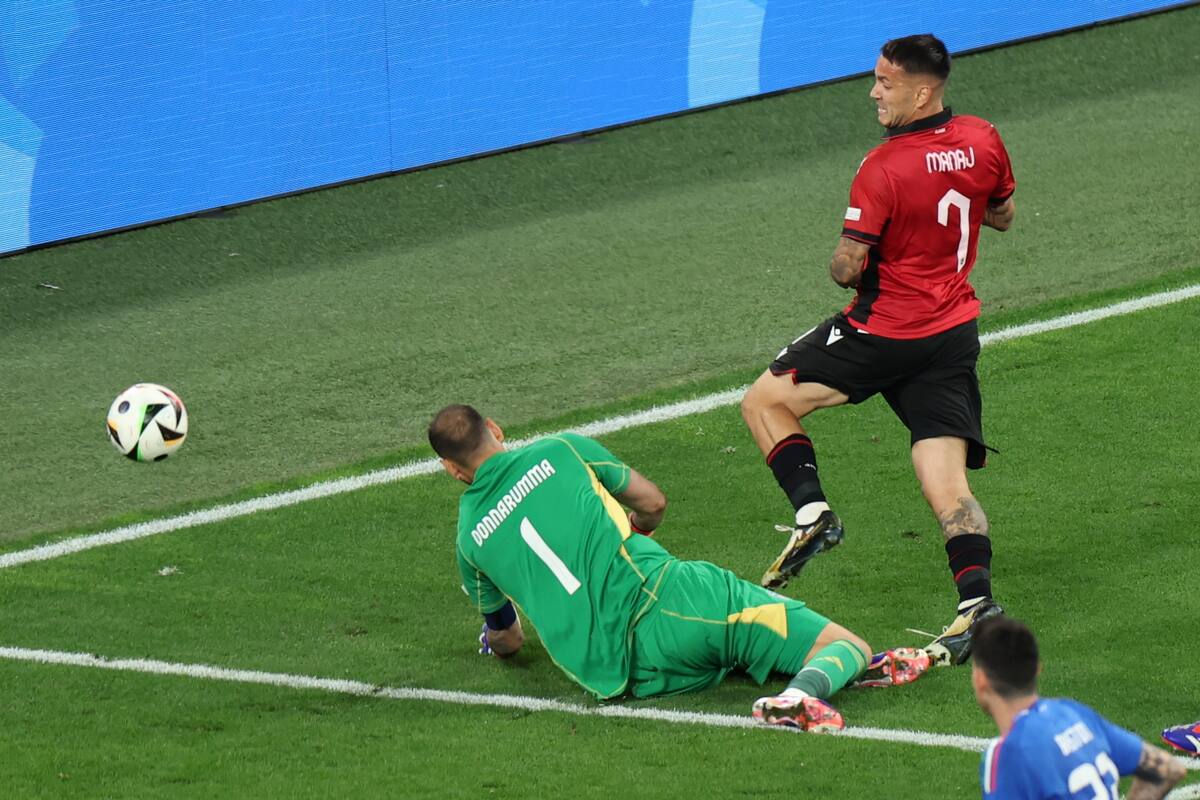 Rey Manaj de Albania (R) en acción contra el portero Gianluigi Donnarumma de Italia durante el partido de fútbol del grupo B de la UEFA EURO 2024 entre Italia y Albania. //EFE