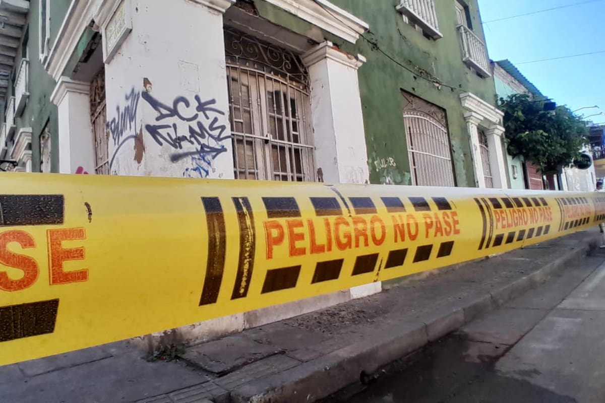 Balcón cayó sobre camioneta en Getsemaní y causa momentos de pánico: esto se sabe