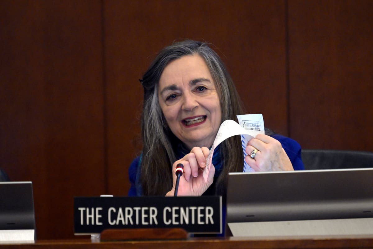 La asesora principal para América Latina del Centro Carter, Jennie Lincoln, muestra una supuesta acta electoral de las elecciones presidenciales de Venezuela, el año pasado. //EFE