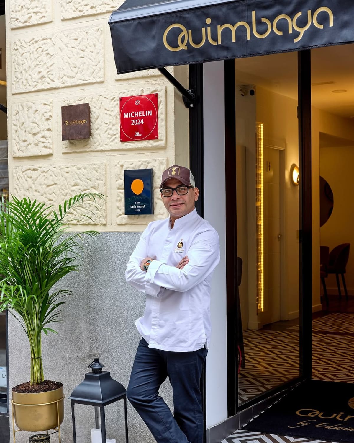 El chef colombiano Edwin Rodríguez posa en la entrada de su restaurante. // Foto: tomada de redes sociales