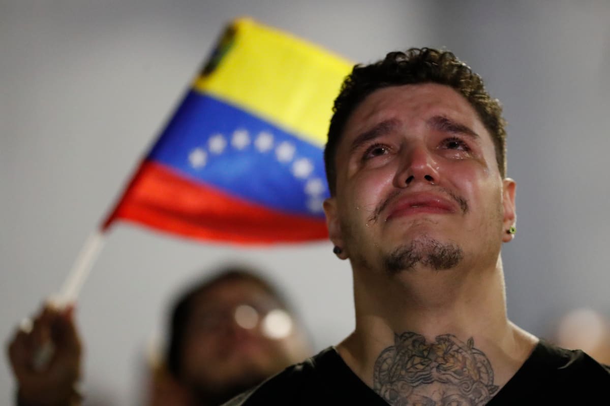 Un ciudadano venezolano llora tras conocer los resultados del primer boletín oficial de las elecciones presidenciales. //EFE