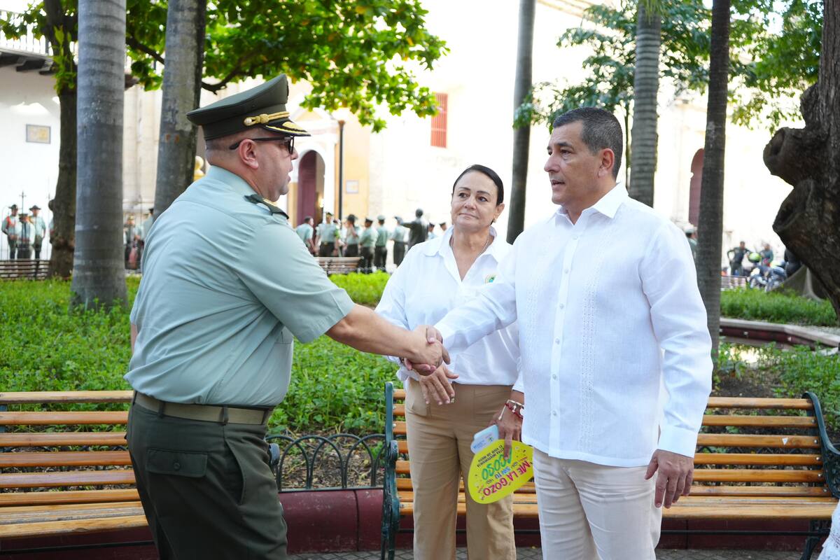 El comandante de la Policía Metropolitana de Cartagena, Gelver Peña; y el alcalde de Cartagena, Dumek Turbay. // Cortesía