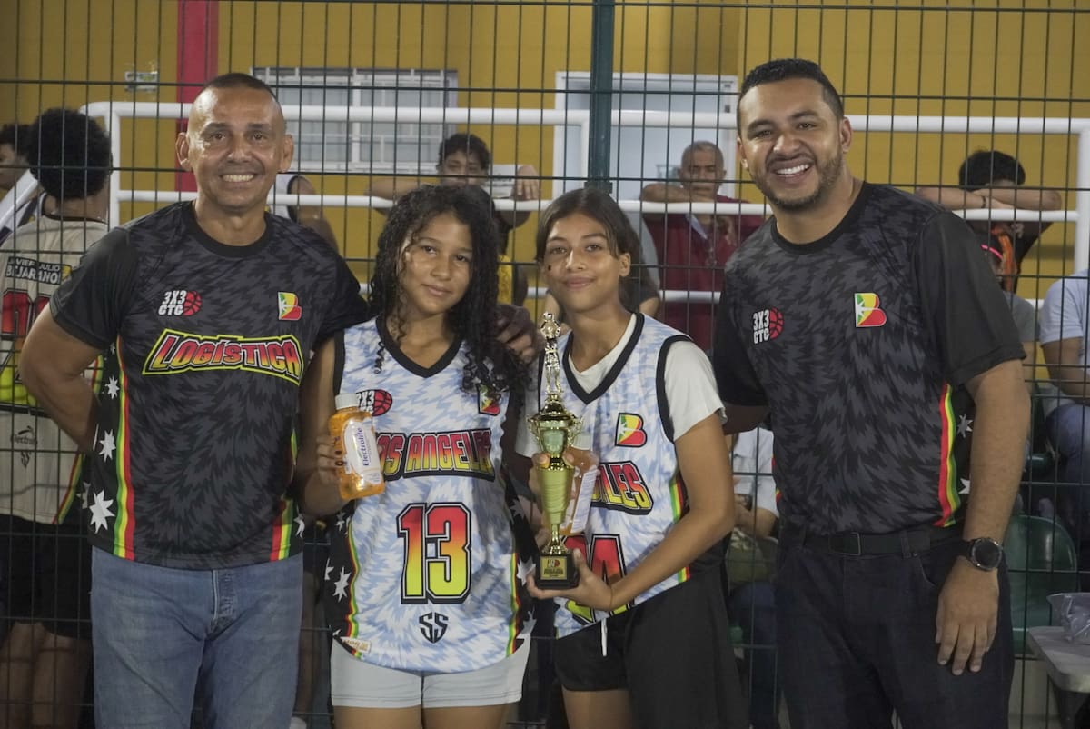 El comité organizador con las participantes. // CORTESÍA