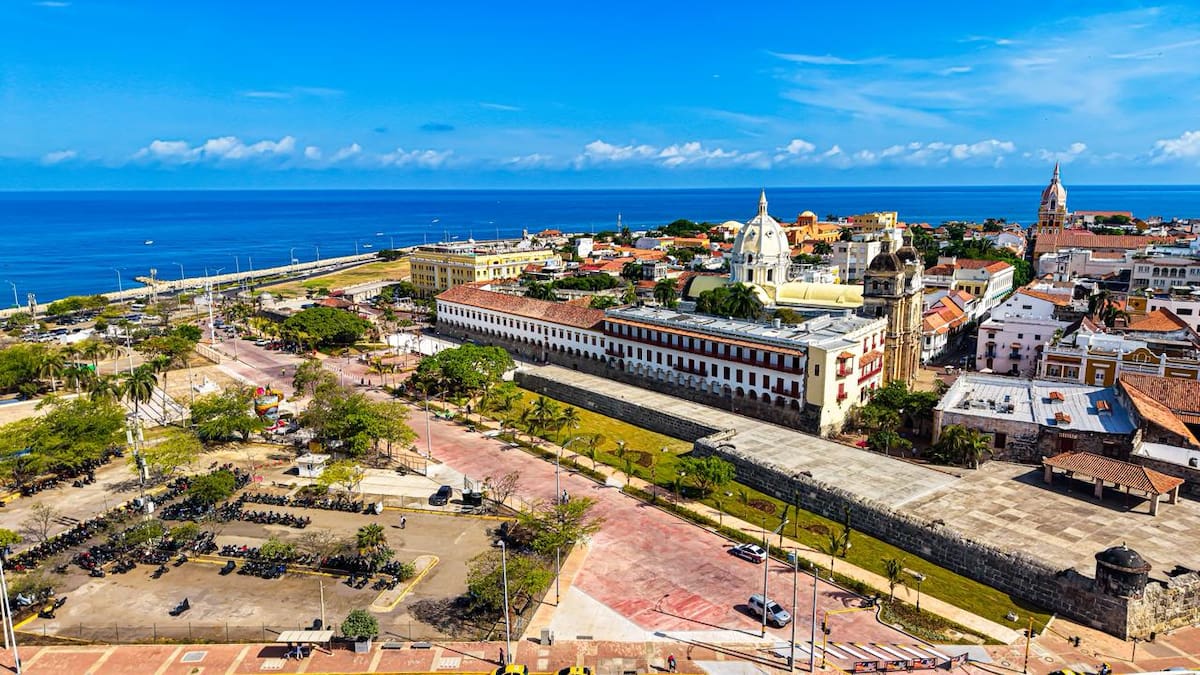 El Corredor Histórico del Parque de La Marina es una obra de 300 metros lineales que reorganiza el espacio, mejora la circulación vial y devuelve el brillo a una de las más importantes al Centro Histórico.