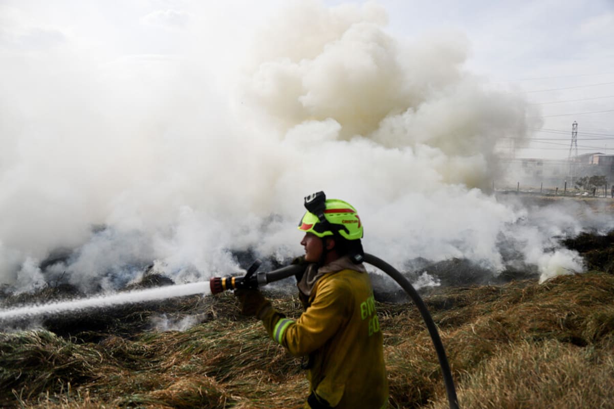 Colombia enfrenta 32 incendios forestales en medio de emergencia por terremoto