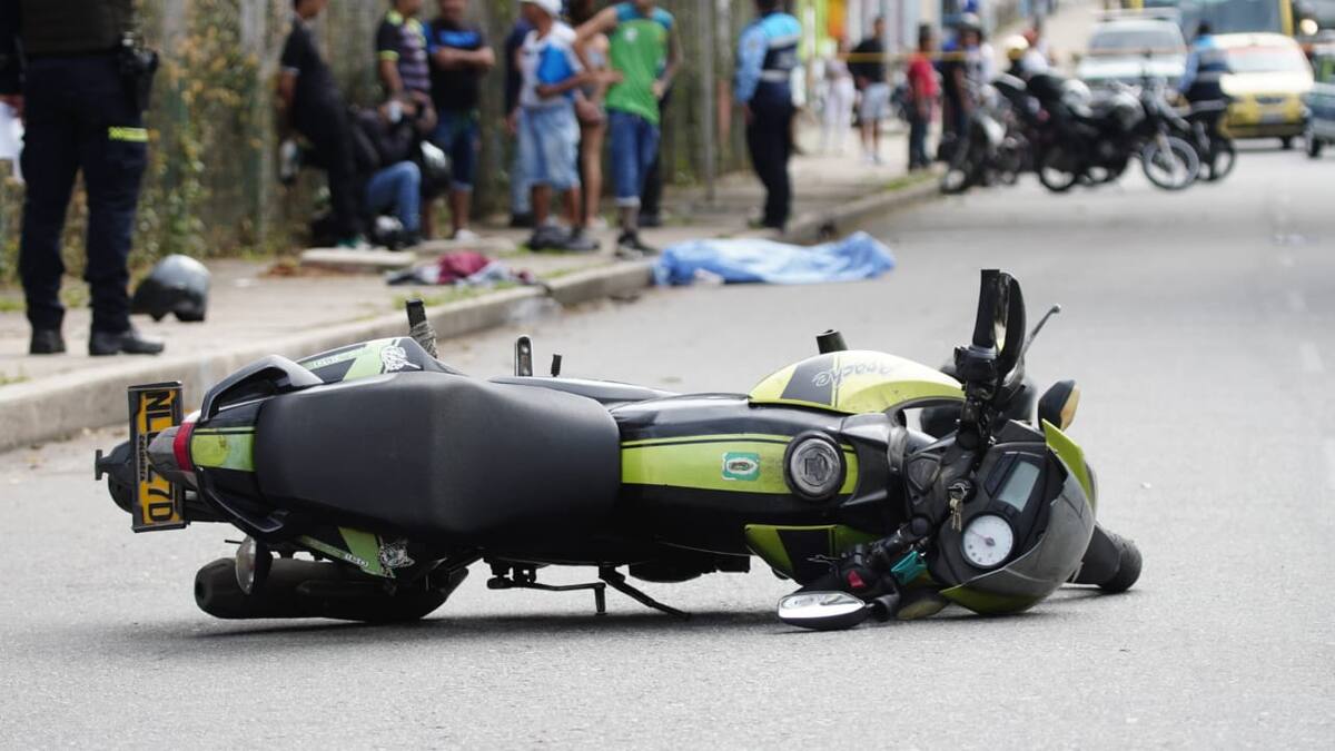 El cuerpo de la víctima fue cubierto mientras se esperaba la llegada de las autoridades.
Fotografías: Marco Valencia/VANGUARDIA.