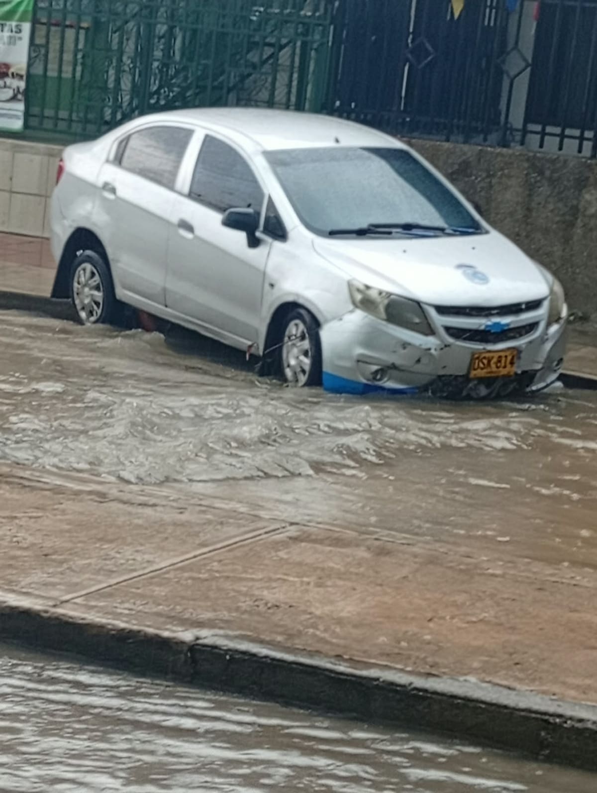 El Cuerpo Oficial de Bomberos de Cartagena atendió varias emergencias provocadas por las lluvias. // Cortesía - Bomberos de Cartagena