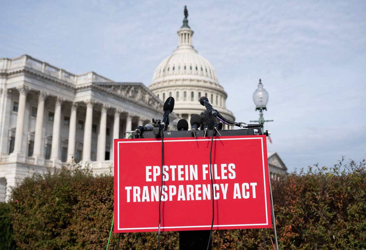 Fotografía de un cartel sobre el caso del pederasta Jeffrey Epstein. EFE/Luke Johnson
