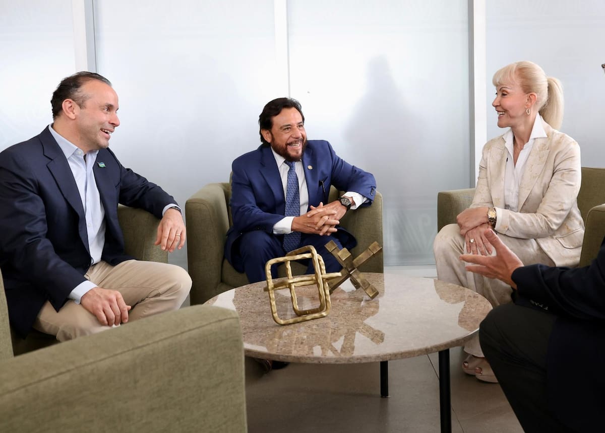 - Fotografía cedida este miércoles por la Alcaldía de Cali que muestra al vicepresidente de El Salvador, Félix Ulloa (c), junto a la gobernadora del Valle del Cauca, Dilian Francisca Toro (d), y al alcalde de Cali, Alejandro Éder, a su llegada para asistir en la investidura del presidente electo de Colombia, Abelardo de la Espriella, ceremonia que se llevará a cabo este viernes 7 de agosto en Cali. EFE/ Alcaldía de Cali /SOLO USO EDITORIAL NO VENTAS /SOLO DISPONIBLE PARA ILUSTRAR LA NOTICIA QUE ACOMPAÑA (CRÉDITO OBLIGATORIO)