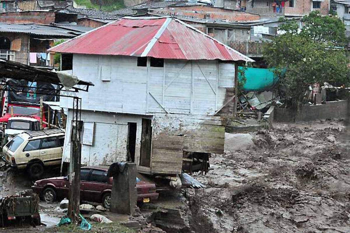 Una de las poblaciones más afectadas fue Santa Rosa de Cabal (Risaralda) debido a que el desbordamiento del río San Eugenio dejó a 60 familias afectadas. Colprensa