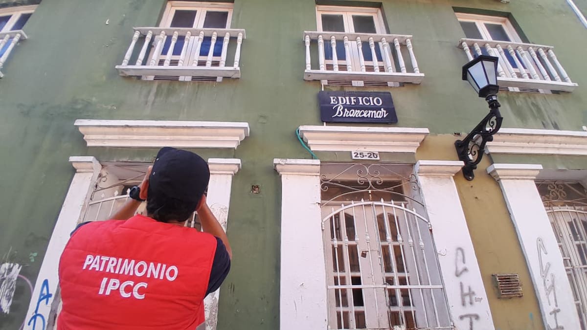 El desprendimiento del balcón en Getsemaní estaría relacionado con la antigüedad del inmueble. // Foto: Julio Castaño - El Universal