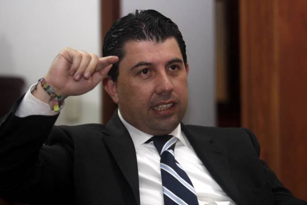 Ómar Figueroa era investigado por presuntamente ayudarle a su padre para que se beneficiara de la entrega de bienes de esa entidad. COLPRENSA